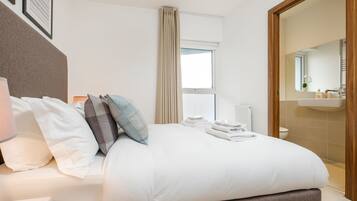 Alloggio Premium su due livelli, 2 camere da letto | 2 camere, biancheria da letto di alta qualità, una scrivania