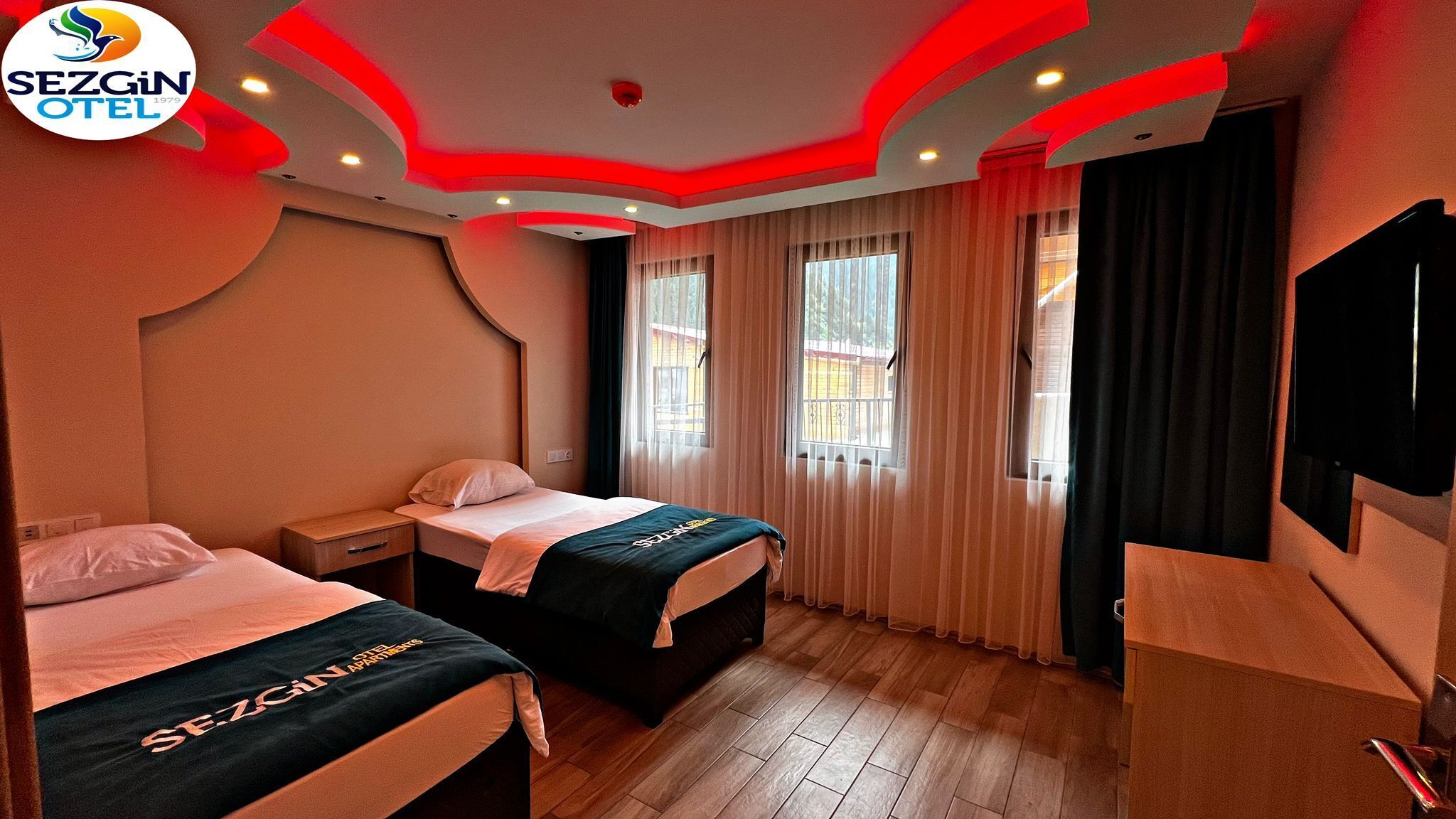 عناصر مجانية داخل الميني بار ومكتب ومساحة عمل للكمبيوتر المحمول