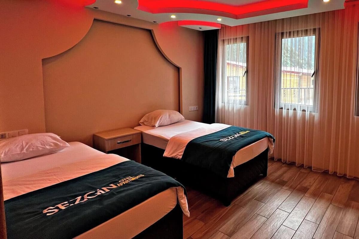 Minibar con artículos gratuitos y escritorio