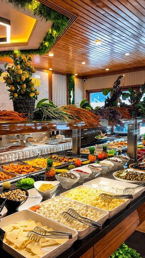 供应午餐和晚餐