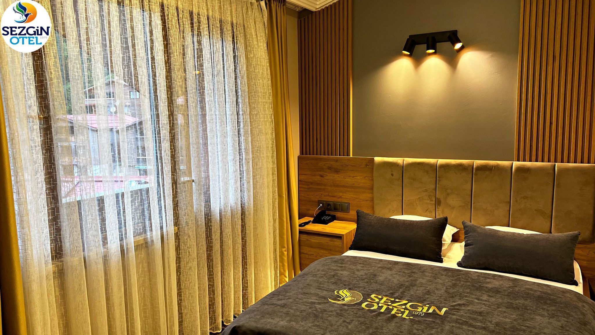 عناصر مجانية داخل الميني بار ومكتب ومساحة عمل للكمبيوتر المحمول