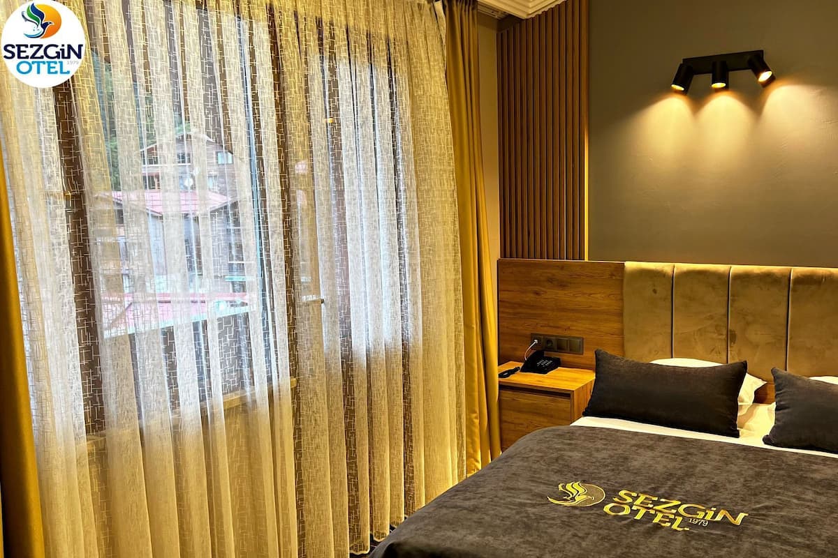 عناصر مجانية داخل الميني بار ومكتب ومساحة عمل للكمبيوتر المحمول