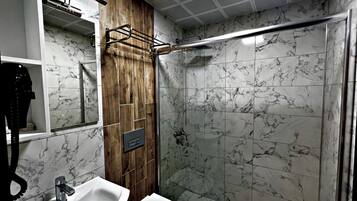 Tremannsrom – standard, utsikt mot innsjø | Bad | Dusj, toalettartikler (inkludert), hårføner og tøfler