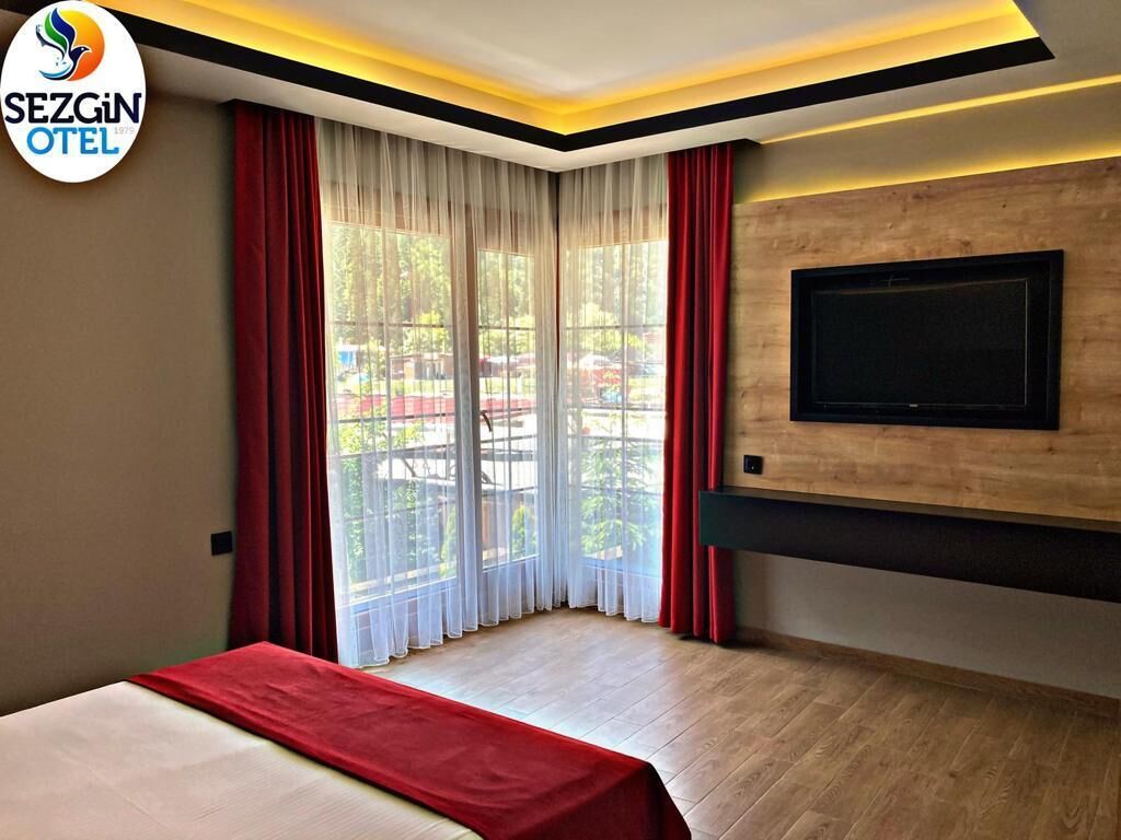 عناصر مجانية داخل الميني بار ومكتب ومساحة عمل للكمبيوتر المحمول