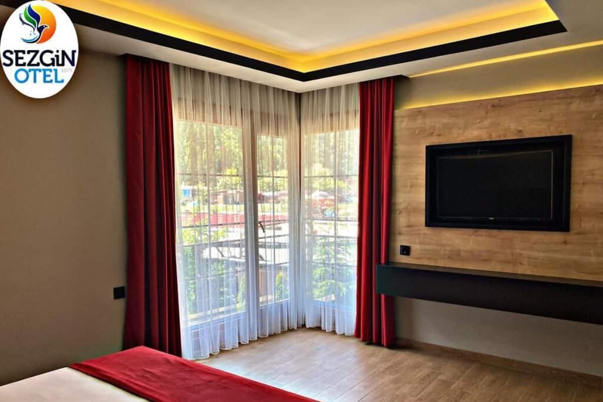 عناصر مجانية داخل الميني بار ومكتب ومساحة عمل للكمبيوتر المحمول