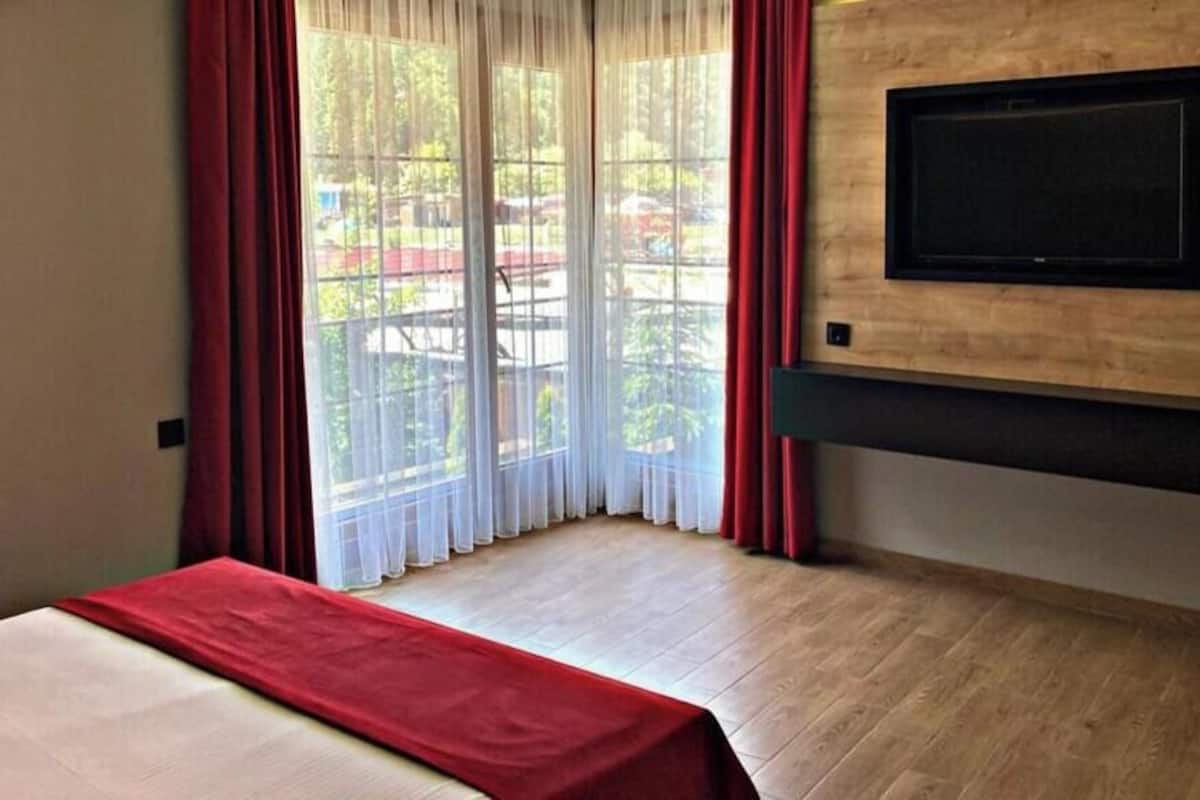 Minibar con artículos gratuitos y escritorio