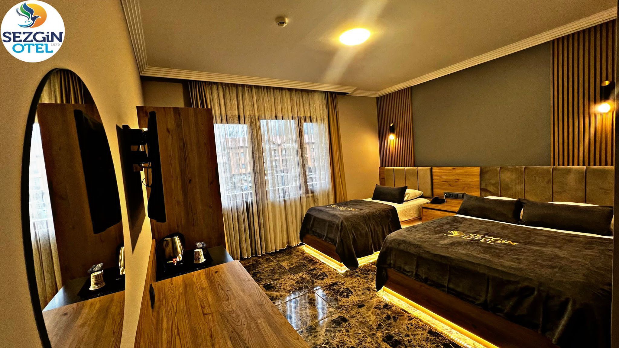 عناصر مجانية داخل الميني بار ومكتب ومساحة عمل للكمبيوتر المحمول