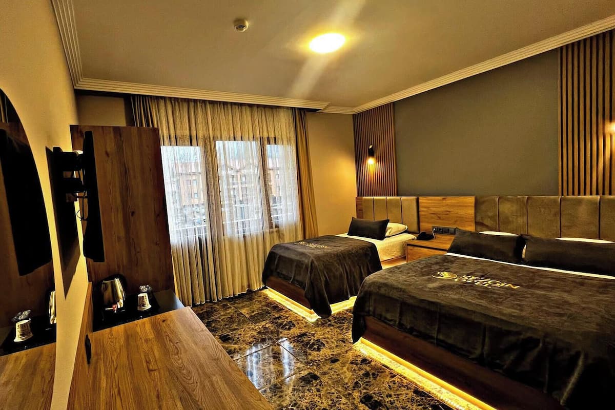 Minibar con artículos gratuitos y escritorio