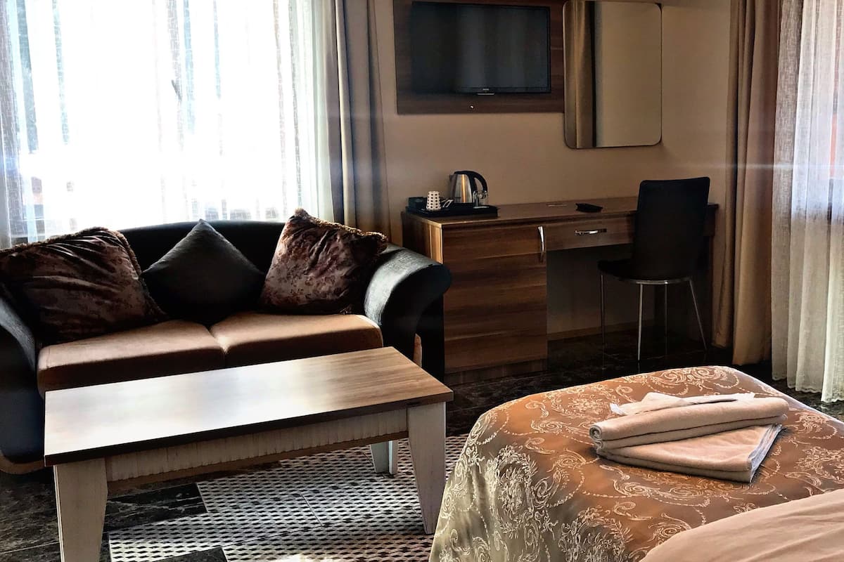 Familien-Suite | Kostenlose Minibar, Schreibtisch, laptopgeeigneter Arbeitsplatz