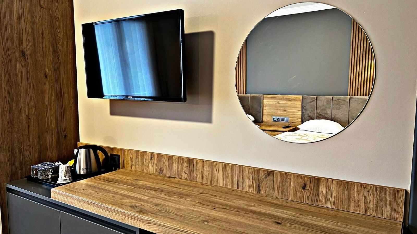 عناصر مجانية داخل الميني بار ومكتب ومساحة عمل للكمبيوتر المحمول