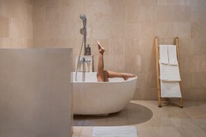 Badewanne und Dusche (separat), kostenlose Toilettenartikel