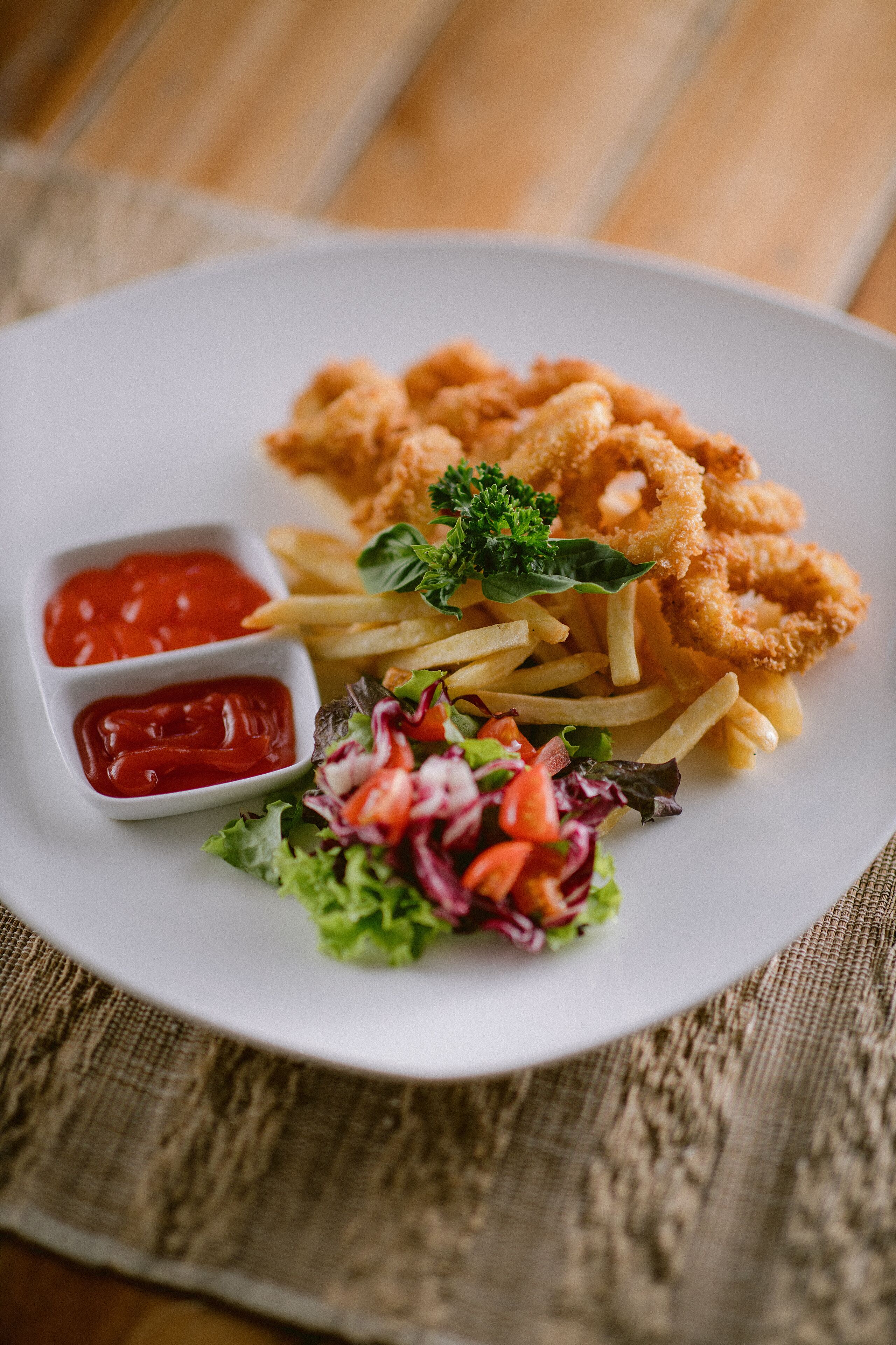 Un piatto con cibo fritto, patatine e un'insalata.
