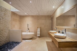 Bañera y ducha independientes y artículos de higiene personal gratuitos