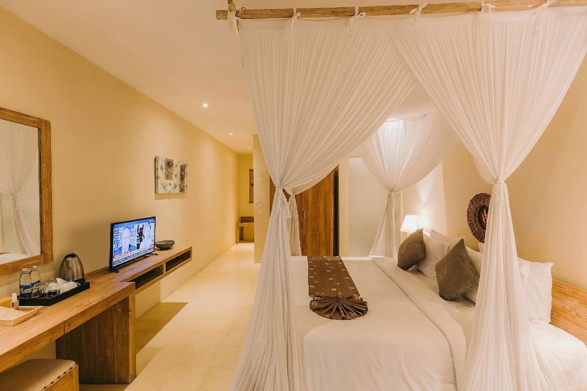 Premium bedding, minibar, in-room safe, desk