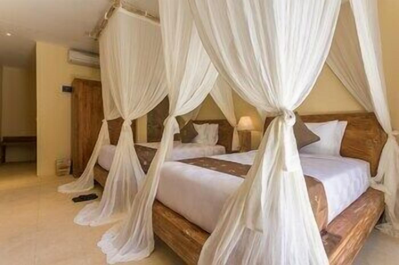 Peralatan tempat tidur premium, bar mini, peti besi dalam bilik, meja 