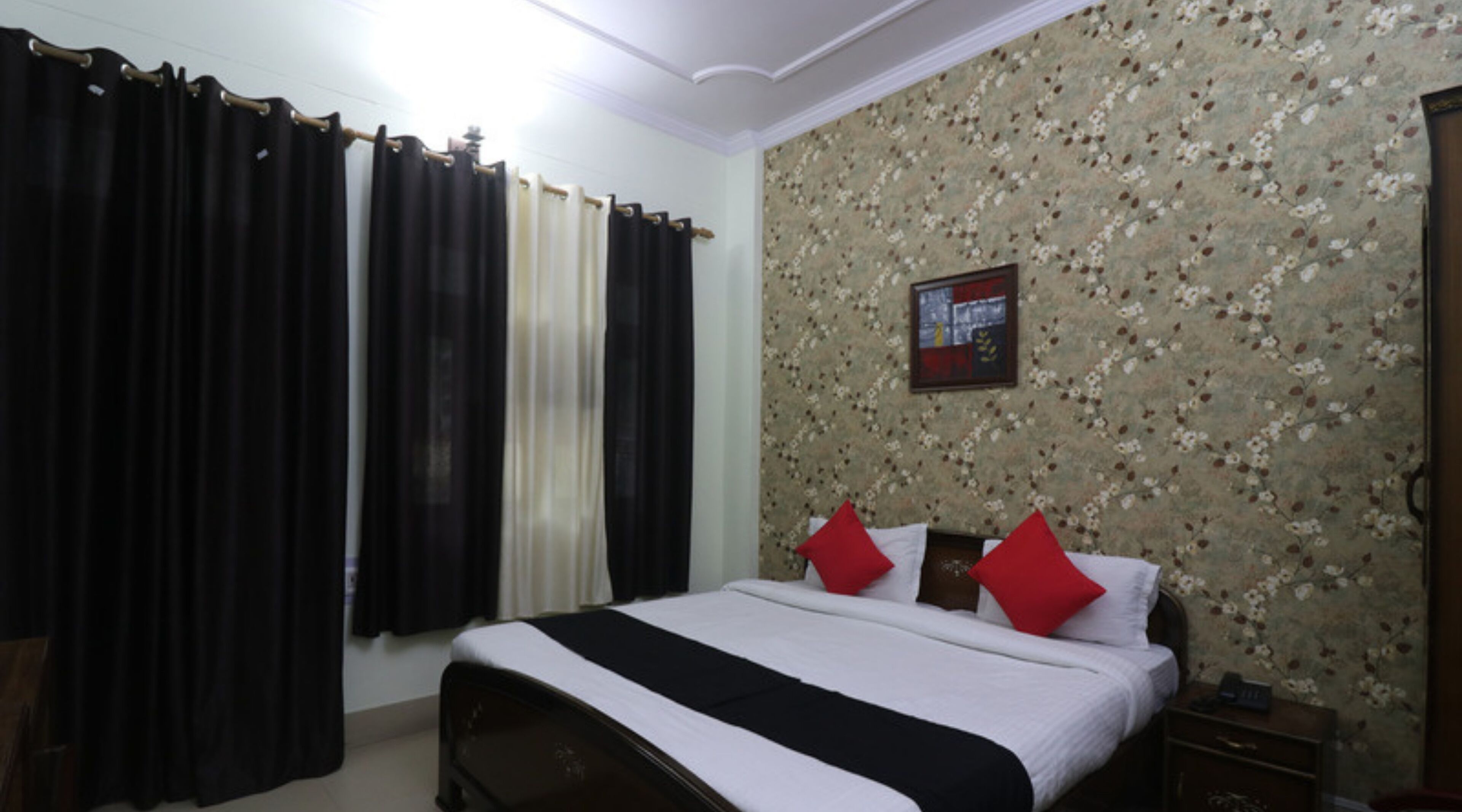 豪華雙人房, 1 張標準雙人床, 陽台 | 客房內保險箱、書桌、折疊床/加床、免費無線上網