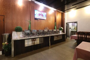 Desayuno continental diario (INR 200 por persona)