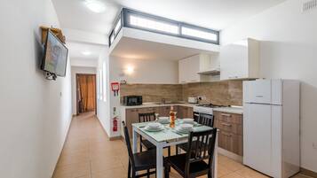 Penthouse Panoramique, vue mer | Cuisine privée | Réfrigérateur, micro-ondes, four, plaque de cuisson