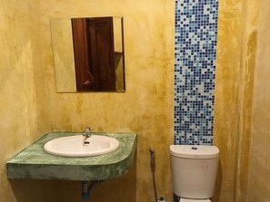 Basic Double Room, 1 Bedroom | Bathroom | Shower, free toiletries, hair dryer, towels - Benjamin Hut (Ko Pha-ngan)