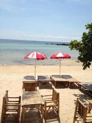 Outdoor dining - Benjamin Hut (Ko Pha-ngan)