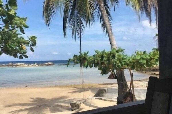 Di pantai, kerusi lepak pantai, payung, tuala pantai