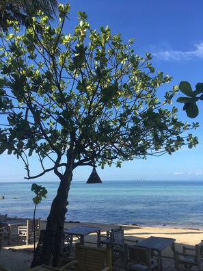 على الشاطئ، كراسي للتشمس، مظلات الشاطئ، مناشف للشاطئ