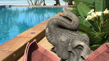 Kolam renang outdoor, dengan kursi berjemur