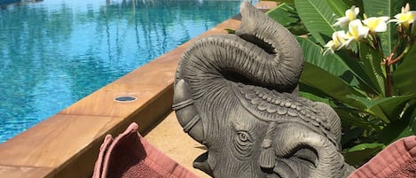 Una piscina al aire libre, tumbonas