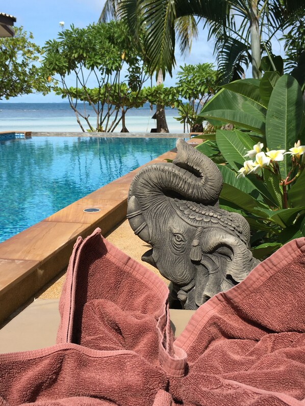 حمّام سباحة خارجي، مقاعد للتشمس