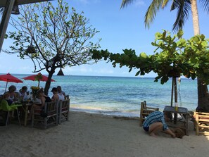 On the beach, sun loungers, beach umbrellas, beach towels - Benjamin Hut (Ko Pha-ngan)