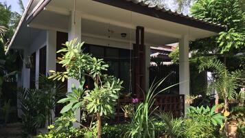 2 bedrooms, desk, laptop workspace, free WiFi