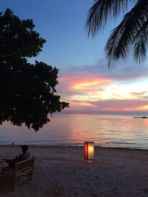 On the beach, sun loungers, beach umbrellas, beach towels - Benjamin Hut (Ko Pha-ngan)