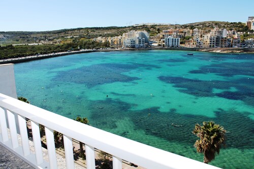 Blue Harbour – Seafront Self-Catering Holiday Penthouse – St Paul’s Bay