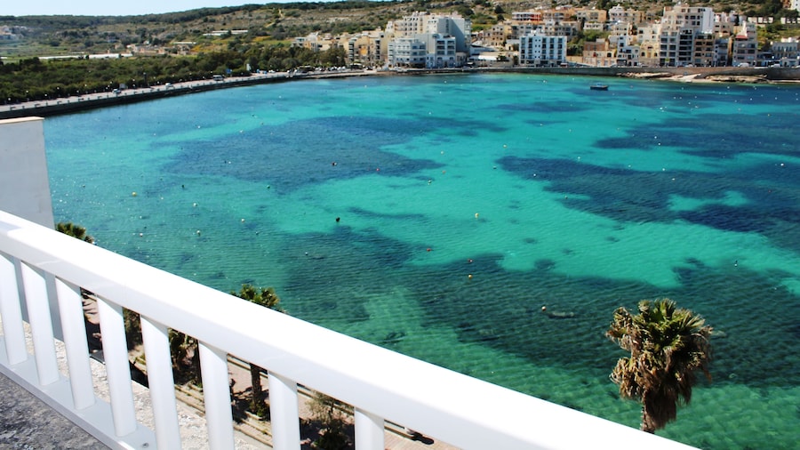 Blue Harbour – Seafront Self-Catering Holiday Penthouse – St Paul’s Bay