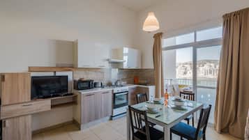 Appartement Panoramique, vue mer | Cuisine privée | Grand réfrigérateur, micro-ondes, four, plaque de cuisson