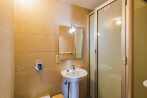 Apartamento panorâmico, vista para o mar | Comodidades do banheiro | Chuveiro, produtos de toalete biodegradáveis, secador de cabelo 