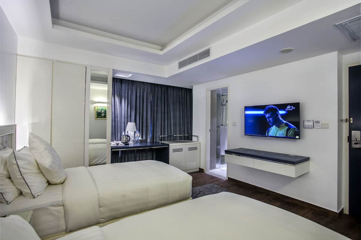 deluxe twin room | premium bedding, minibar, in-room safe, desk