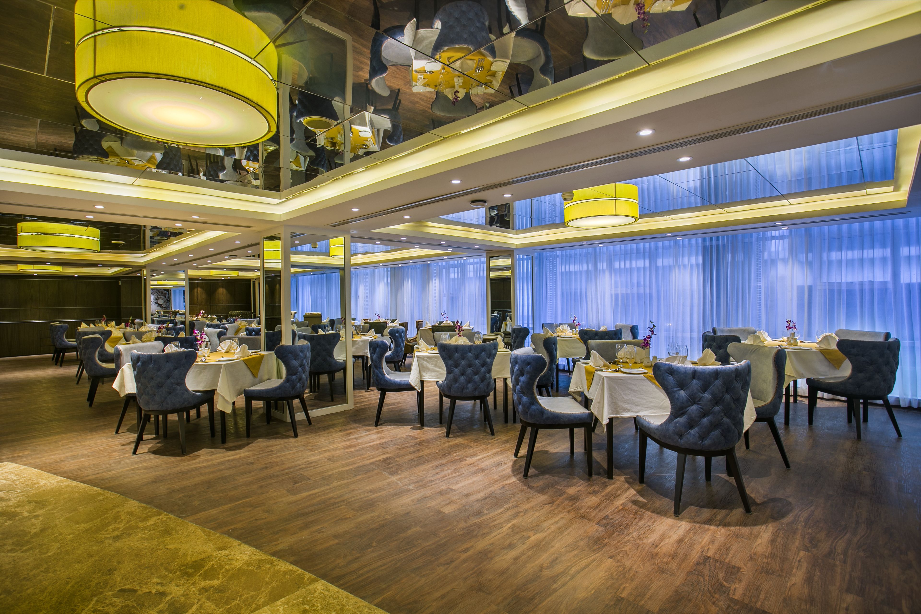 breakfast, lunch, dinner served; international cuisine