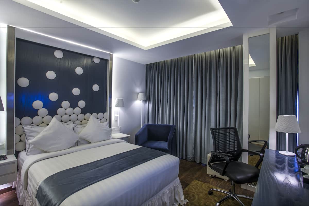 deluxe double room, 1 bedroom | premium bedding, minibar, in-room safe, desk