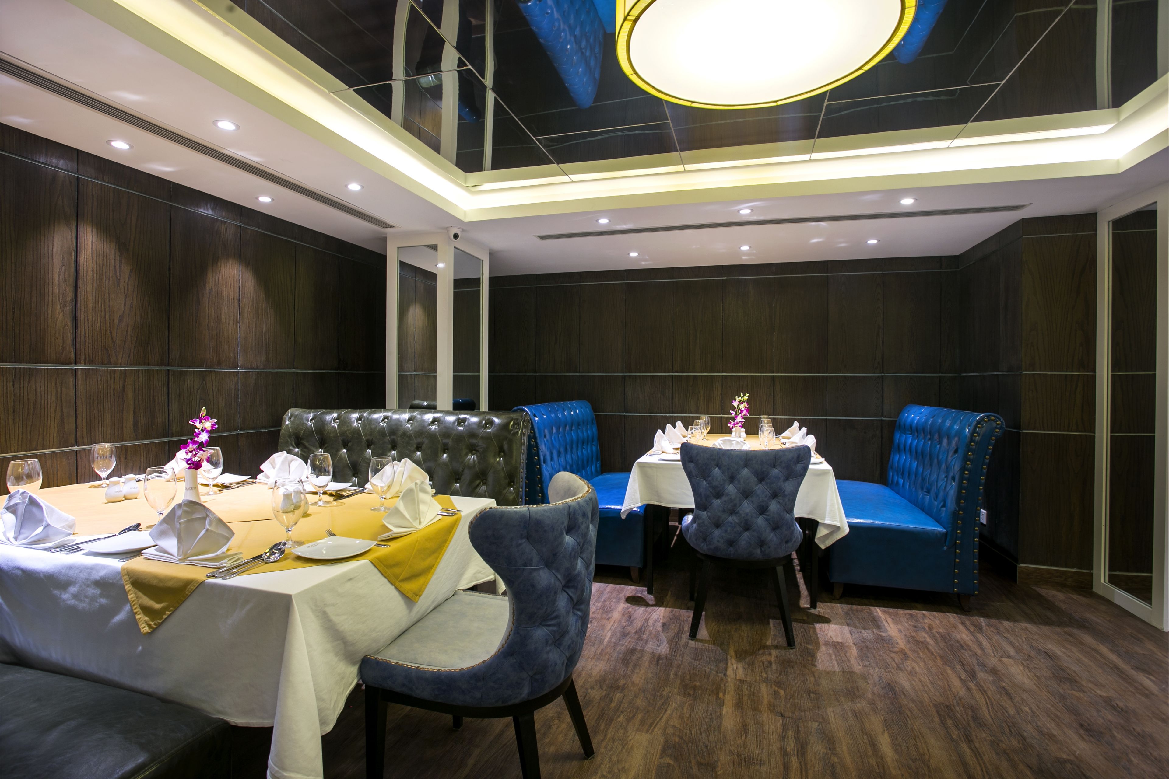 breakfast, lunch, dinner served; international cuisine