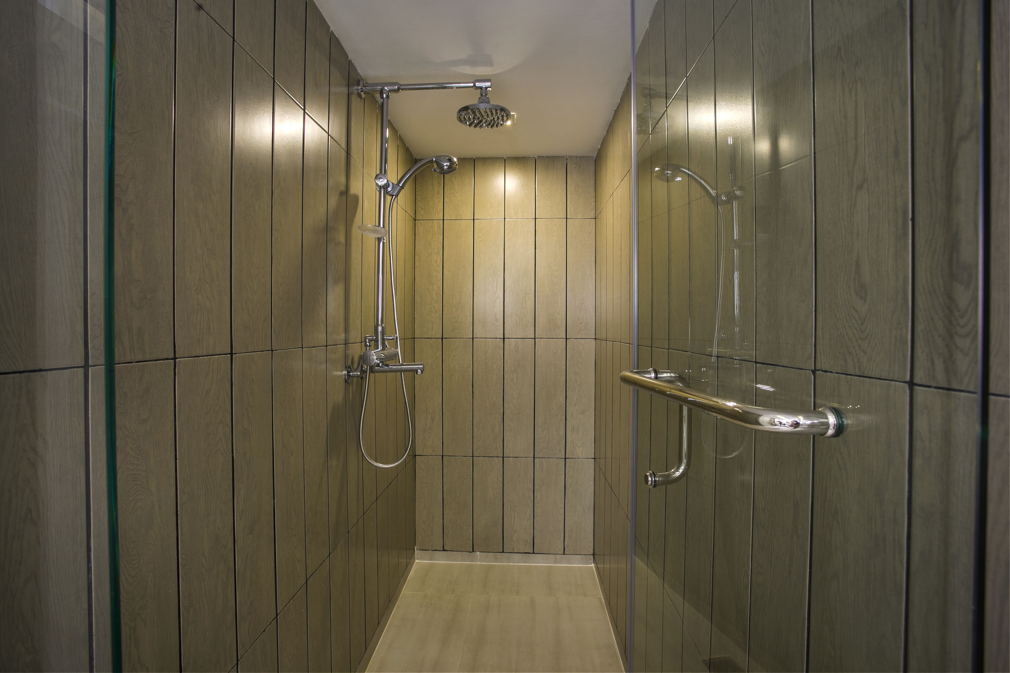 deluxe twin room | bathroom | shower, free toiletries, towels