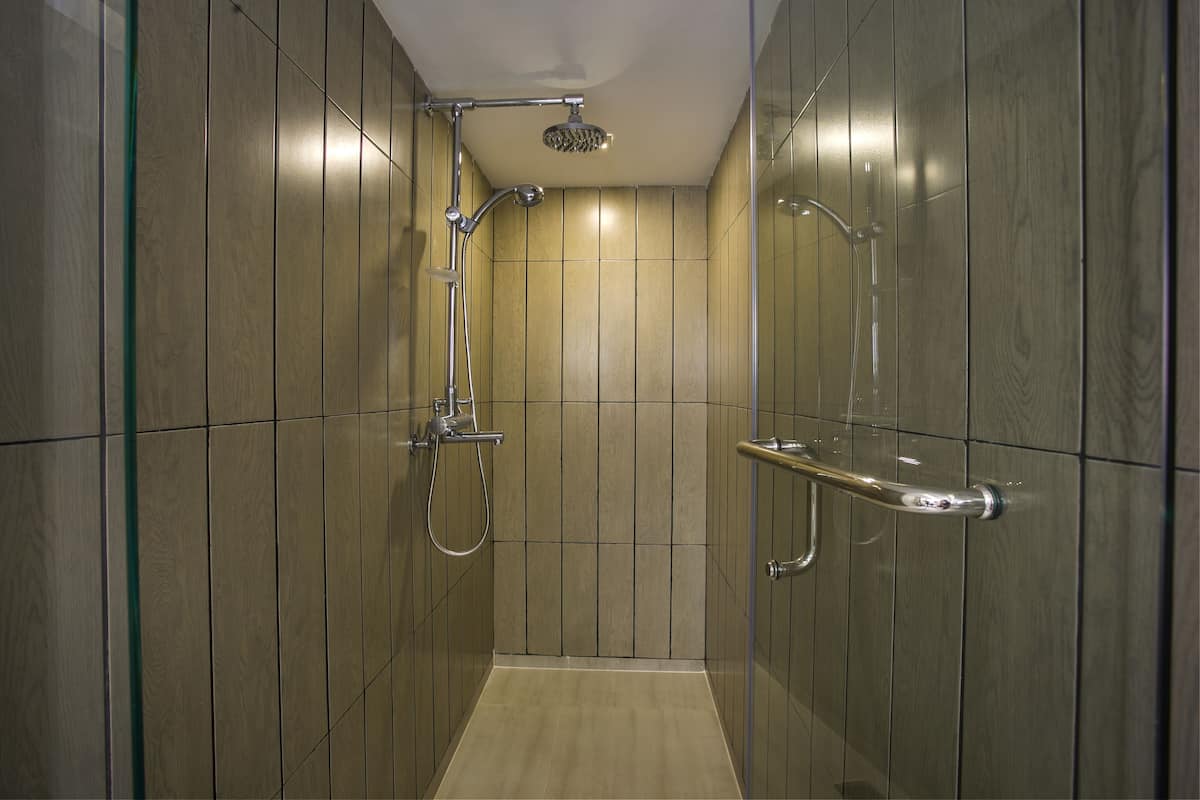 deluxe twin room | bathroom | shower, free toiletries, towels