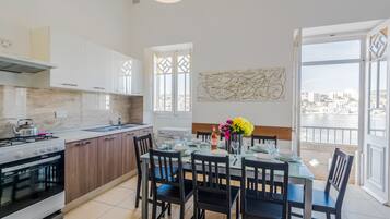 Lägenhet Panoramic | Eget kök | Kylskåp, mikrovågsugn, ugn och spishäll