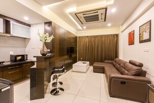 Habitación ejecutiva doble de uso individual, 1 habitación, cocina básica, vistas a la ciudad | Zona de estar | Una televisión