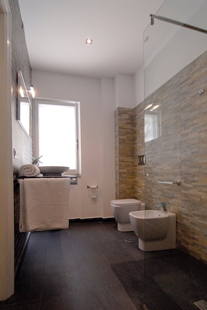 Chambre Double Classique, vue jardin, rez-de-chaussée | Salle de bain | Douche, douche à « effet pluie », sèche-cheveux, bidet