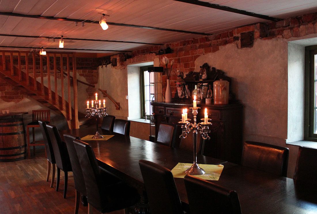 Phục vụ bữa sáng, bữa trưa, bữa tối, đặc sản địa phương 