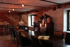 Se sirven desayunos, almuerzos y cenas; cocina local