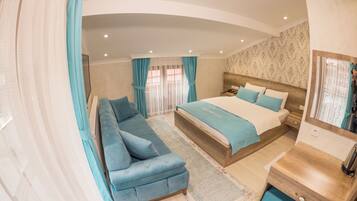 Standard Double Room with Sofa Bed and Balcony | Ropa de cama de alta calidad y minibar (con algunos artículos gratuitos)