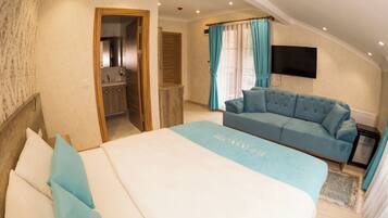 Standard Double Room with Sofa Bed and Balcony | Ropa de cama de alta calidad y minibar (con algunos artículos gratuitos)