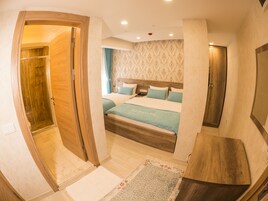 One Bedroom Suite With Sofa Bed and Balcony  | Kaliteli yatak takımı, ücretsiz minibar ürünleri, odada kasa 
